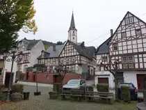 Briedel, Fachwerkh�user und Pfarrkirche St. Martin am Brunnenplatz (11.10.2025)