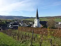Krettnach, Pfarrkirche St. Ursula, Chorturm aus dem 12. Jahrhundert, Langhaus erbaut von 1773 bis 1774 (05.11.2025)