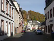 Kyllburg, H�user in der Hochstra�e. Am Berg die evangelische Kirche und Mariens�ule (06.11.2025)