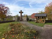 Picklie�em, Kriegerdenkmal und historische Glocken am Kirchplatz (06.11.2025)