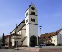 Forchheim, Blick auf die katholische Kirche von 1908 und den neugestalteten Vorplatz, M�rz 2026
