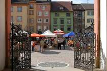 M�nsterplatz - Blick auf den lebhaften Marktplatz durch die schmiedeeisernen Eingangspforten vom Fridolinsm�nster. 30.9.2006