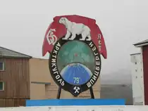 Wappen der Stadt  Pyramiden, einer verlassenen russische Bergbausiedlung am Billefjorden auf der norwegischen Insel Spitzbergen am 05.07.2013.