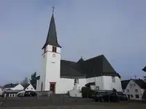 Manderscheid, Pfarrkirche St. Hubertus, Westturm von 1692, Kirchenschiff erbaut 1965 (08.11.2025)