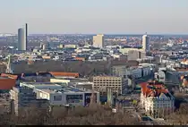 Leipzig von oben (2/6):
Drei Riesen auf einem Foto – v. l. n. r. das 143 Meter hohe City-Hochhaus alias  Uniriese , das 96 Meter hohe Hotel  The Westin Leipzig  und das 107 Meter hohe  Wintergartenhochhaus . Ersp�ht vom V�lkerschlachtdenkmal.

🕓 4.3.2025 | 15:48 Uhr
