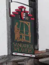 Ein historisches Schild des  Sandwich Weavers  Hauses in der Altstadt von Sandwich in Kent im S�den Englands. Fl�mische Weber, die vor religi�ser Verfolgung geflohen waren siedelten sich hier an.