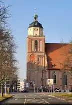 Bei der Einfahrt in die Dessauer Steinstra�e ist der Turm der ehemaligen Schloss- und Stadtkirche St. Marien nicht zu �bersehen.
Heute nur als Marienkirche bezeichnet, dient sie vor allem als Veranstaltungshaus. Seit 2022 gibt es hier Vorstellungen des  Mitteldeutschen Theaters  von Dieter Hallervorden, der aus Dessau stammt.

🕓 8.3.2025 | 16:20 Uhr