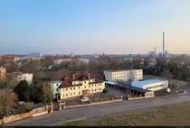 Auch Industrie und Gewerbe pr�gen die Stadt Dessau. Etwa in der Bildmitte ragen ebenso der Neue Wasserturm sowie die Spitze der Pauluskirche in die H�he.
So gesehen vom Alten R�ucherturm.

🕓 8.3.2025 | 17:18 Uhr