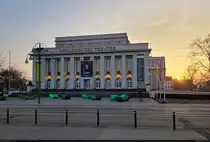 Anhaltisches Theater in Dessau. Erst 1938 fertiggestellt, wurde es im Zweiten Weltkrieg nahezu vollst�ndig zerst�rt, aber rasch wiederaufgebaut.

🕓 8.3.2025 | 17:34 Uhr