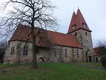 Hohenbostel, evangelische St. Thomas Kirche, Kirchturm 12. Jahrhundert, Chor 1438, Langhaus erbaut 1653 (06.12.2025)