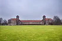 Das Bispebjerg Hospital in Kopenhagen ist ein gro�es �ffentliches Krankenhaus und Teil der Hauptstadtregion D�nemarks. Es wurde 1913 er�ffnet und ist bekannt f�r seine funktionale Architektur sowie die sch�nen Gartenanlagen. Das Krankenhaus bietet zahlreiche Fachabteilungen, darunter Notfallmedizin, Chirurgie und Psychiatrie, und spielt eine wichtige Rolle in der medizinischen Versorgung und Forschung. Aufnahme: 24. M�rz 2026.