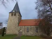 V�lksen, evangelische St. Johannes Kirche, romanischer Kirchturm aus dem 11. Jahrhundert, Langhaus erbaut von 1874 bis 1876 durch den Architekten Conrad Wilhelm Hase (06.12.2025)