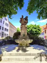 Altenburger Skatbrunnen. Wer seine Karten unter dem Wasser des Brunnens tauft, hat immer Gl�ck im Spiel. Die Altenburger Kartentaufe ist ein Muss f�r jeden Kartenspieler und in Begleitung eines Wenzels und echt Altenburger Spielkarten ein grosser Spa�. Foto 07.08.22 
