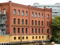 Backsteingeb�ude am Spreeufer, Berlin 2007