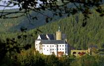 Die Burg Scharfenstein ist vor allem aus den Erz�hlungen �ber Karl St�lpner (1762-1841) - im Erzgebirge der  St�lpner-Karl  - bekannt, welcher in Scharfenstein geboren wurde und die im Bild sichtbare Burg als einzelner Mann einst belagert haben soll, um den recht unsanften Umgang einiger Soldaten mit seiner betagten Mutter zu r�chen. St�lpner-Karl gilt als  Robin Hood des Erzgebirges . Aufnahme vom Oktober 2004.