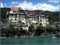  Le Beau Rivage  am Ufer der Aare in Thun. 1902 als Hotel erbaut, beherrbergt es nach der Totalsanierung ab dem Jahr 2000 lt. der Homepage des Hauses ein italienisches Spezialit�tenrestaurant, ein Saal f�r kulturelle und kulinarische Nutzungen, ein Modeatelier sowie private Appartements. (23.07.2008) 