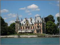 F�hrt man mit dem Schiff �ber den Thuner See in die Stadt Thun, sieht man das Schloss Schadau, das ein Restaurant und das Schweizerische Gastronomie-Museum beherrbergt. Das Bild stammt vom 23.07.2008.
