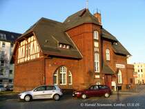 Das unter Denkmalschutz stehende Empfangsgeb�ude der ehem. Spreewaldbahn in Cottbus. Hinter dem Geb�ude, direkt an der Strasse war der einzige Bahnsteig. Der G�terbahnhof lag westlich (hier links) davon.
