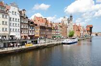 GDAŃSK, 17.06.2007, Blick von der Zielony Br�cke auf Długie Pobrzeże; hinten ist das bekannte Krantor zu sehen