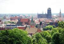 GDAŃSK, 17.06.2007, Blick vom Denkmal Friedhof der nichtexistierenden Friedh�fe auf die Stadt mit der m�chtigen Marienkirche