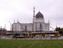 DRESDEN, 21.09.2006, Blick auf das ehemalige Fabrikgeb�ude der Zigarettenfabrik Yenidze, das von 1908 bis 1909 im Stil einer Moschee errichtet wurde und eine Gesamth�he von 62 Metern hat; es wird heute als B�rogeb�ude genutzt