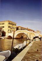 Die Ponte de Tre Archi �ber den Canale di Cannareggio, ist eine der letzten Br�cke mit drei B�gen in Venedig. Im Oktober 2007.

