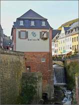 Sehenswert in der Oberstadt von Saarburg ist das imposante Schauspiel des 18 m in die Tiefe st�rzenden, gr��ten innerst�dtischen Wasserfalls in Europa. Das AM�SEUM (st�dtisches Museum f�r traditionelle Handwerksberufe und Z�nfte) war fr�her die kurf�rstliche M�hle. 19.10.08 (Jeanny)