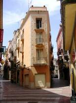 FIGUERES (Provincia de Girona), 10.06.2006, Wohn- und Gesch�ftshaus zwischen den Stra�en  Carrer de Sant Pere  (links) und  Carrer Portella  (rechts)