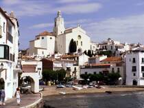 CADAQU�S (Provincia de Girona), 10.06.2006, Blick auf die Kirche Santa Maria de Cadaqu�s, die Salvador Dali von etwa dieser Stelle gemalt hat