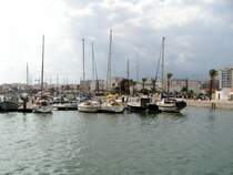 PORTIM�O (Concelho de Portim�o), 18.10.2005, Blick vom Cais Gil Eanes auf den Uferweg Ribeirinha mit davor festgemachten Segelbooten