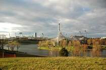 Der Olympiapark, 3 km� gro�, geplant von Behnisch und Partner, erstreckt sich auf dem Gel�nde des ehemaligen Flugplatzes Oberwiesenfeld. 1902 fand hier die erste Zeppelinlandung statt. (01/2007)