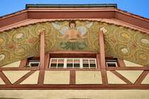 Aarau, Hauptstadt des Kantons Aargau, 16.000 Einwohner. Falls man nicht beim Altstadtbummel fotografiert, sollte man vielleicht ein kleines Fernglas dabei haben, um die vielseitigen Giebelmalereien genauer betrachten zu k�nnen. Teleaufnahme (105mm bei KB),siehe auch Weitwinkelbild ID 1186 vom selben Haus. 2.11.2006