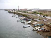 TAVIRA (Concelho de Tavira), 05.10.2005, Blick auf den Rio Gil�o und die nach Quatro �guas f�hrende Stra�e