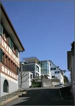 Kontrast zwischen alter und neuer Bebauung irgendwo in einem Randgebiet von Z�rich. 09.03.2008 (Matthias)