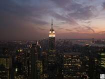 Blick von der Aussichtsplattform im Rockefeller Center, genannt  Top of the Rock , in Richtung S�den. Das Bild zeigt das Empire State Building in der Bildmitte. Aufgenommen wurde das Bild am Abend des 17. September 2008. 