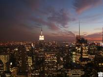Blick von der Aussichtsplattform im Rockefeller Center, genannt  Top of the Rock , in Richtung S�den. Das Bild zeigt das Empire State Building in der Bildmitte. Aufgenommen wurde das Bild am Abend des 17. September 2008.


