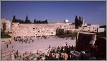 Die Klagemauer in Jerusalem. Die silbrige Kuppel in der rechten Bildh�lfte geh�rt zur Al Aqsa Moschee. Scan eines Dias aus dem M�rz 1978.