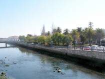 TAVIRA (Concelho de Tavira), 03.02.2005, Blick von der r�mischen Br�cke auf die S�dseite des Rio Gil�o