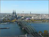 Aussicht vom K�ln Triangle Panorama Turm auf die Hohenzollernbr�cke, den Hauptbahnhof und den Dom aufgenommen am 08.11.08. (Hans)