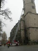 Laucha - Wechsel des alten Zifferblattes der Kirchturmuhr mit Hilfe der FFW und ihrer Drehleiter - Aufnahme vom 6.11.2008