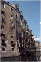 Das Ghetto Nuovo ist durch ausgesprochen hohe H�user gepr�gt. Einer der drei Zug�nge ist die kleine h�lzerne Br�cke. Scan eines Dias aus dem Sommer 1980.