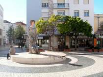 LAGOS (Concelho de Lagos), 31.01.2005, das etwas futuristisch anmutende Standbild des K�nigs Dom Sebasti�o I. (1554-1578) auf der Pra�a de Gil Eanes