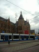 Amsterdam Centraal ist der Hauptbahnhof der niederl�ndischen Hauptstadt Amsterdam. Er ist der zentrale Eisenbahnknotenpunkt der Niederlande und verbindet Amsterdam mit den europ�ischen Gro�st�dten Paris, Br�ssel, Antwerpen, Berlin, K�ln, Frankfurt am Main, M�nchen, Basel und Z�rich.