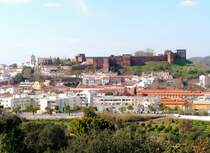 SILVES (Concelho de Silves), 24.01.2005, Blick von der N269 auf Stadt, Burg und Kathedrale
