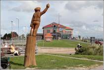 Diese h�lzerne Figur gr��t die mit der F�hre in Wyk auf F�hr Ankommenden. Direkt am Anleger steht das Geb�ude der Wyker Dampfschiff-Reederei (W.D.R.). 30.08.2006