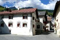 Stra�enansicht mit Engadiner H�user am 27.08.2008 in Scuol