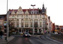 HAMELN (Landkreis Hameln-Pyrmont), 21.04.2004, Wohn- und Gesch�ftshaus am Beginn der Deisterallee