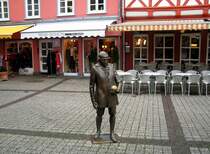 G�TTINGEN (Landkreis G�ttingen), 02.10.2004, Lichtenberg-Statue auf dem Rathausmarkt