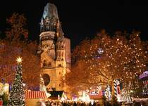 Die Ged�chtniskirche w�hrend des Weihnachtsmarktes 2006 im Lichterglanz.