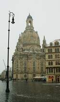 Klassischer Blick auf die Frauenkirche in Dreden, bei wenig klassischem Fotowetter.
(November 2008)